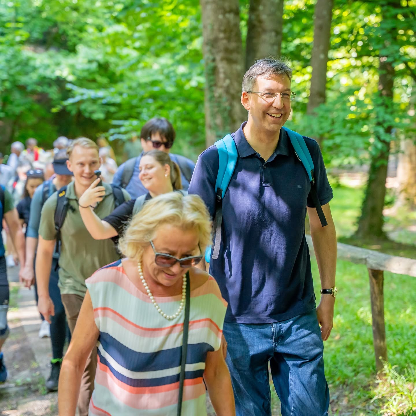 Markus Figl mit Gruppe bei einer Sommertour im Wald