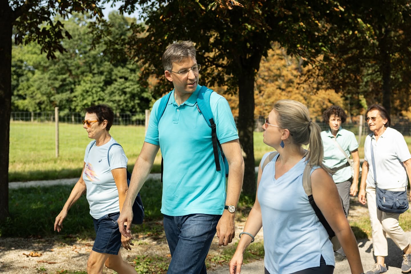 Markus Figl bei einem Spaziergang im Gruenen