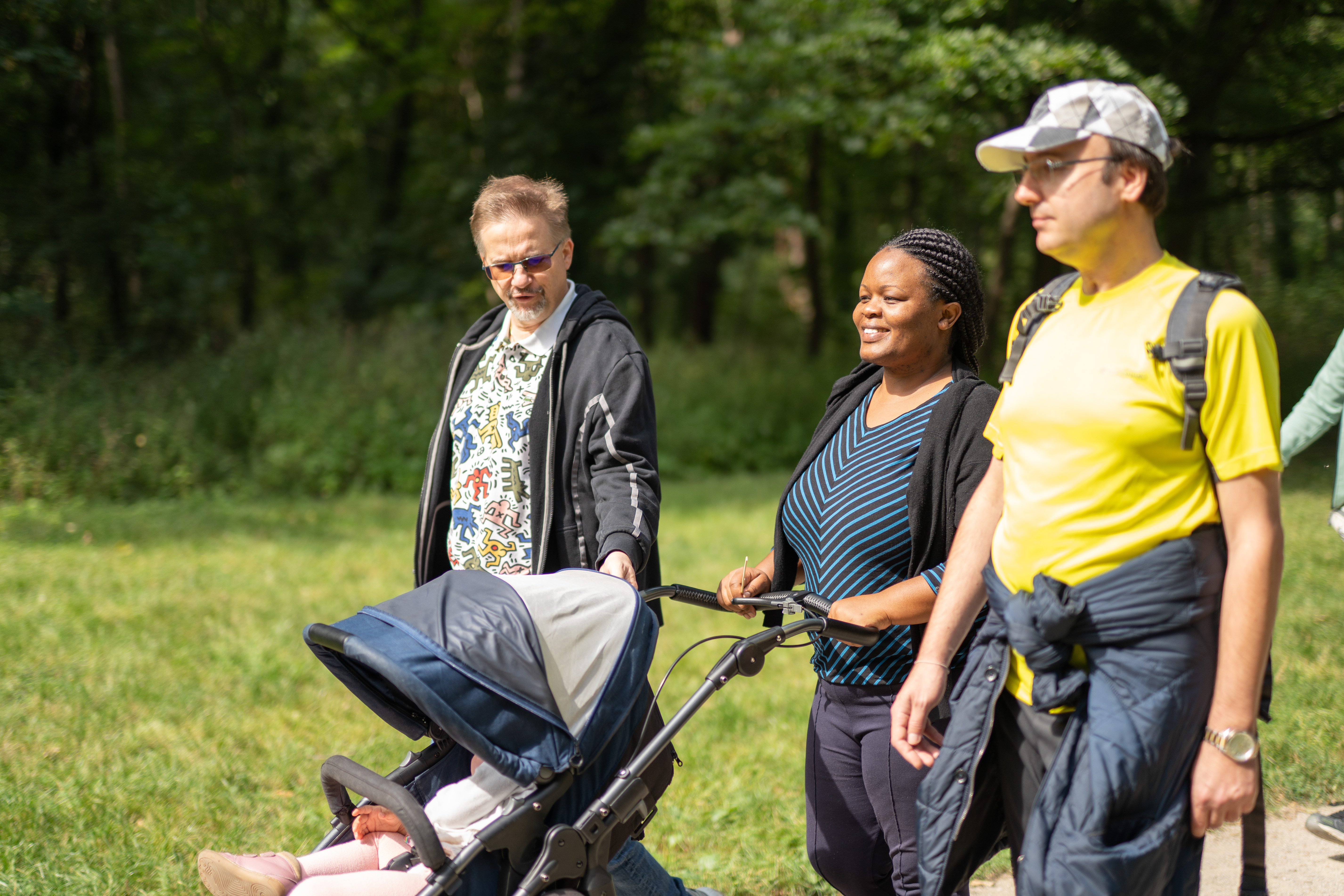 Familie und Teilnehmende unterwegs im Grünen