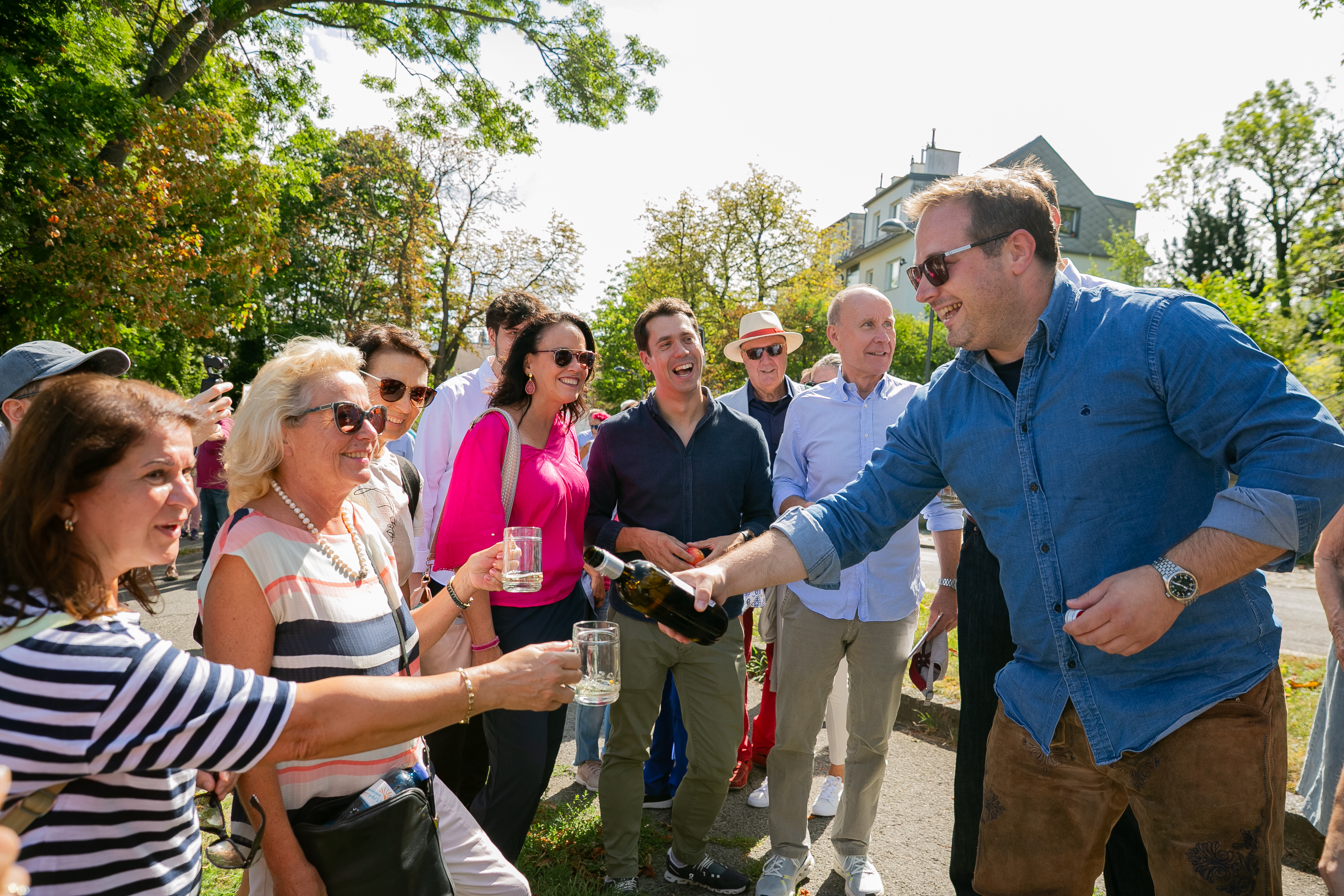 Sommertour-Gruppe beim gemeinsamen Anstoßen