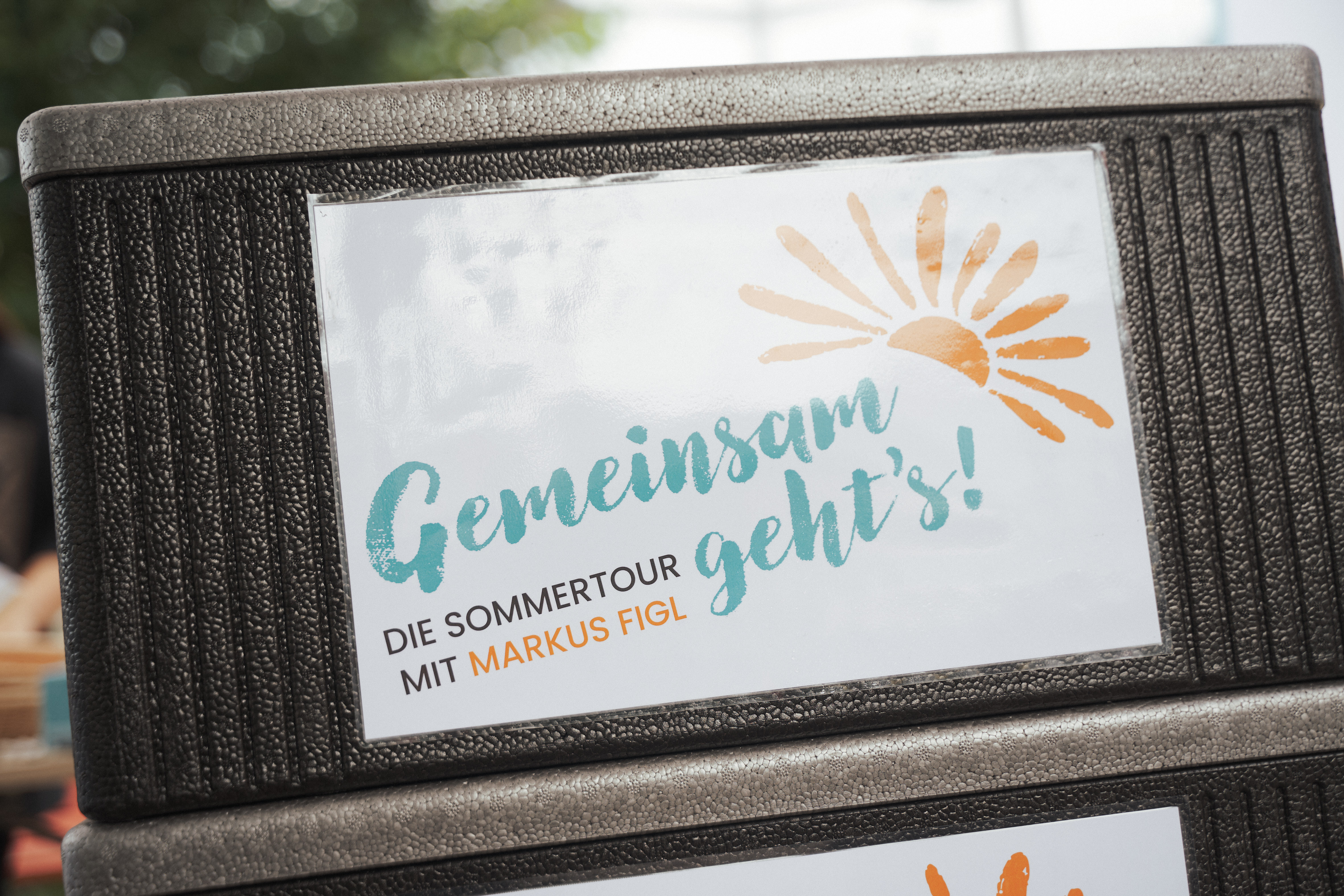 Sommertour-Logo auf einer Polaroid-Kamera