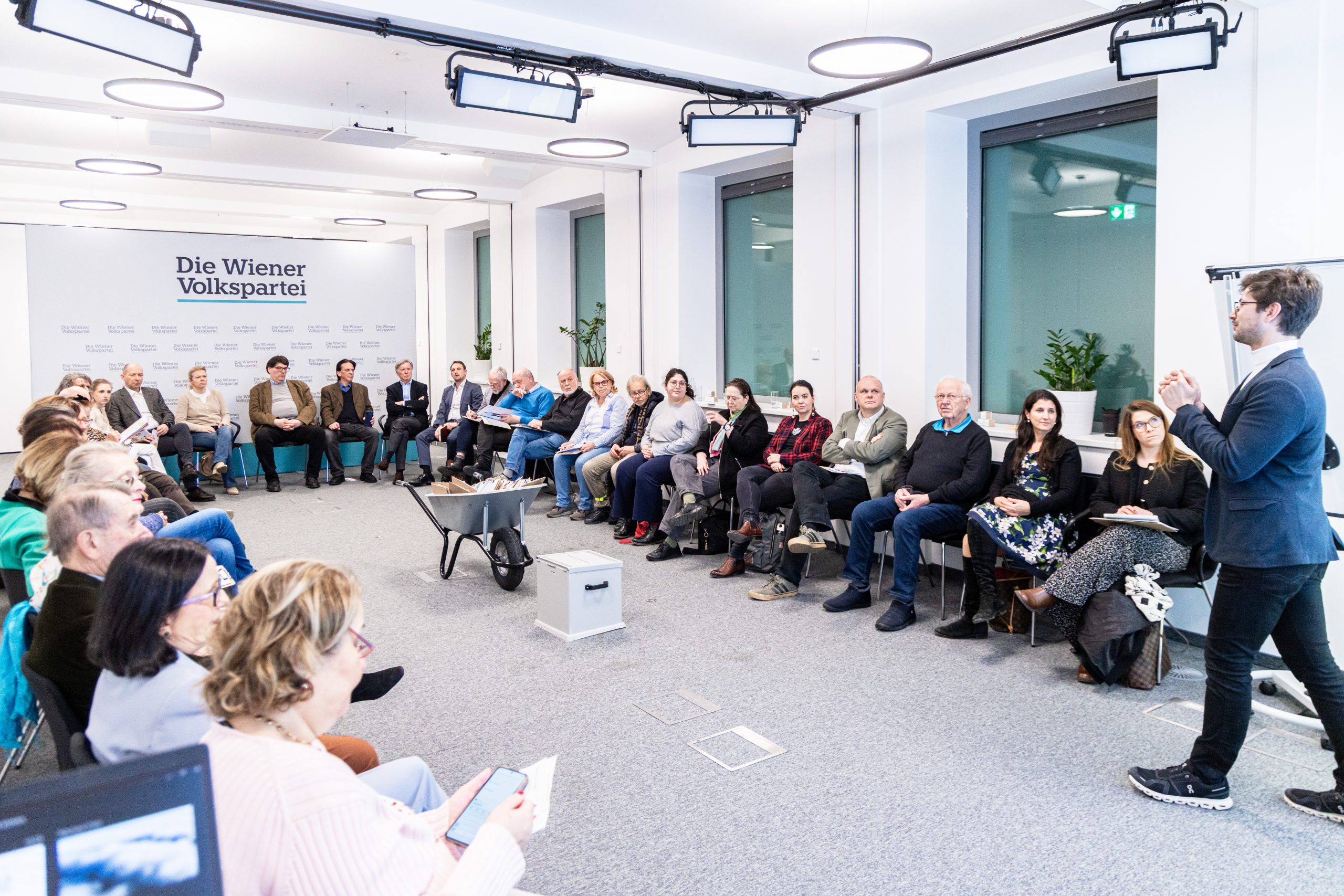Teilnehmende beim Auftakt-Workshop im Gespräch